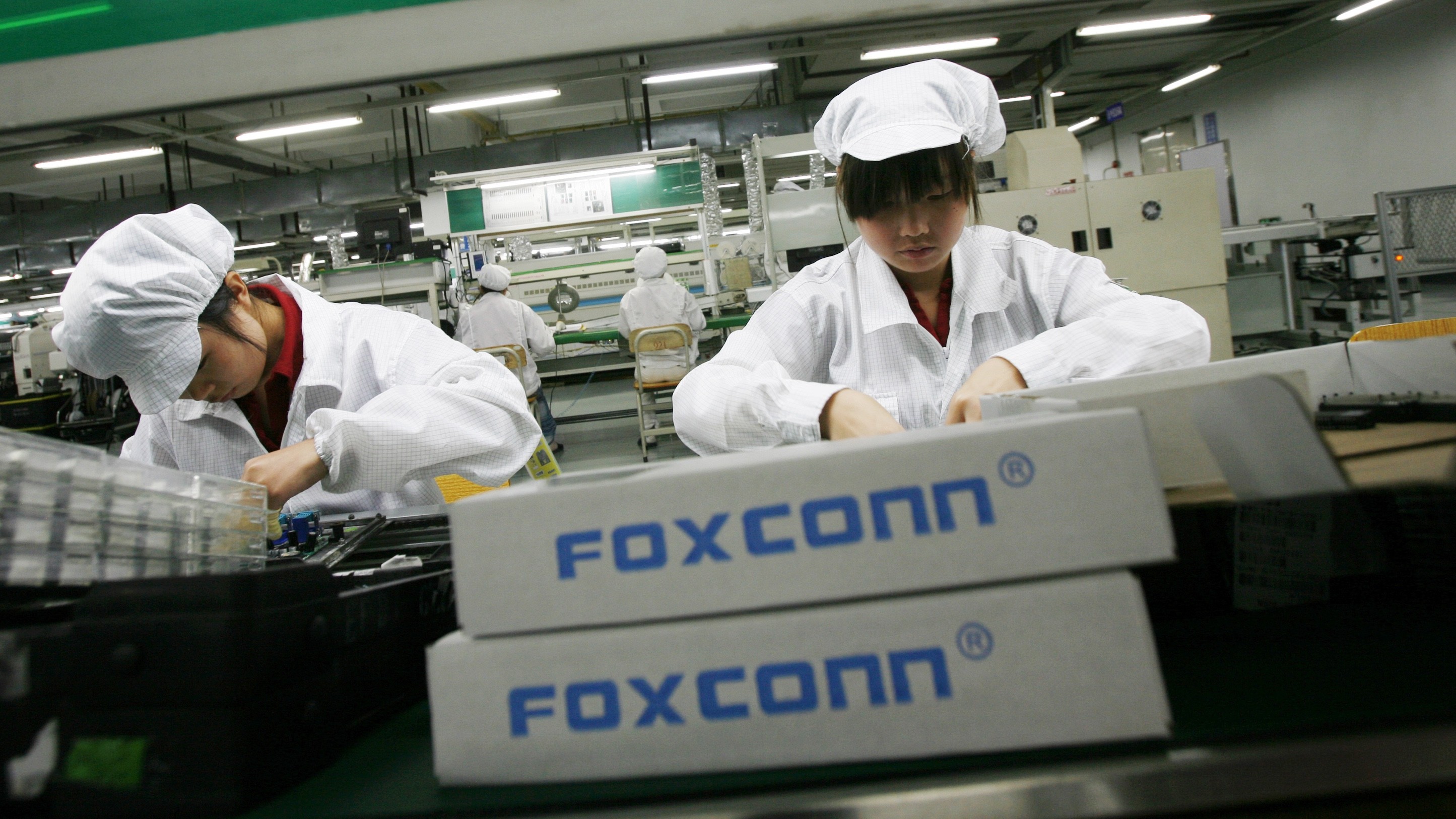 Производство айфонов. Фабрика Фоксконн Китай. Foxconn фабрика в Китае. Foxconn завод Apple. Завод Foxconn в Китае iphone.