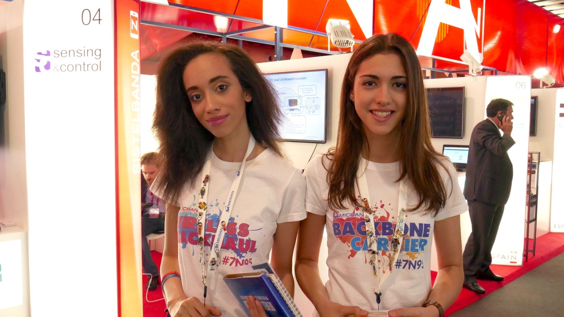 наташа шелягина MWC 2016: самые лучшие экспонаты не гаджеты — девушки! — Wylsacom