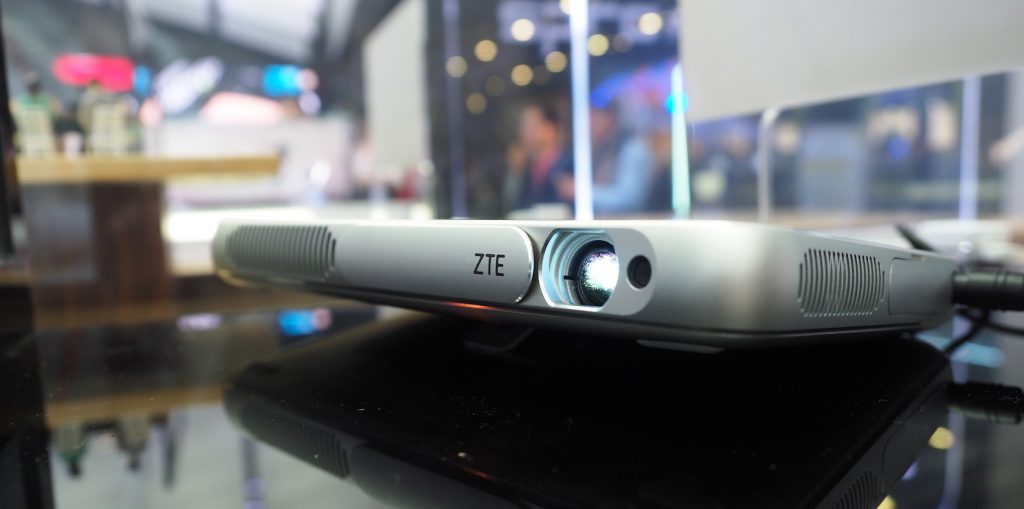 zte-spro-plus-projector-tablet-hands-on-sg-3