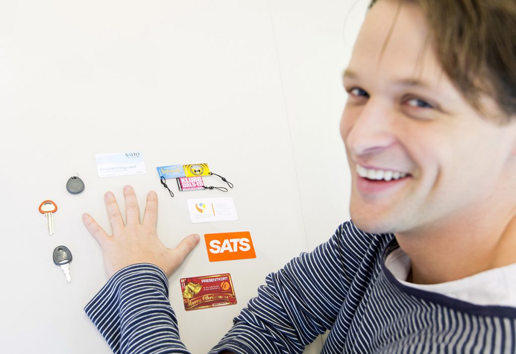 Foto: Kasper Dudzik. Stockholm 20150211. Hannes Sjöblad har ett chip som kan ersätta ett flertal informationsbärare som visitkort, nycklar, rabatt / medlemskort och betallösningar.
