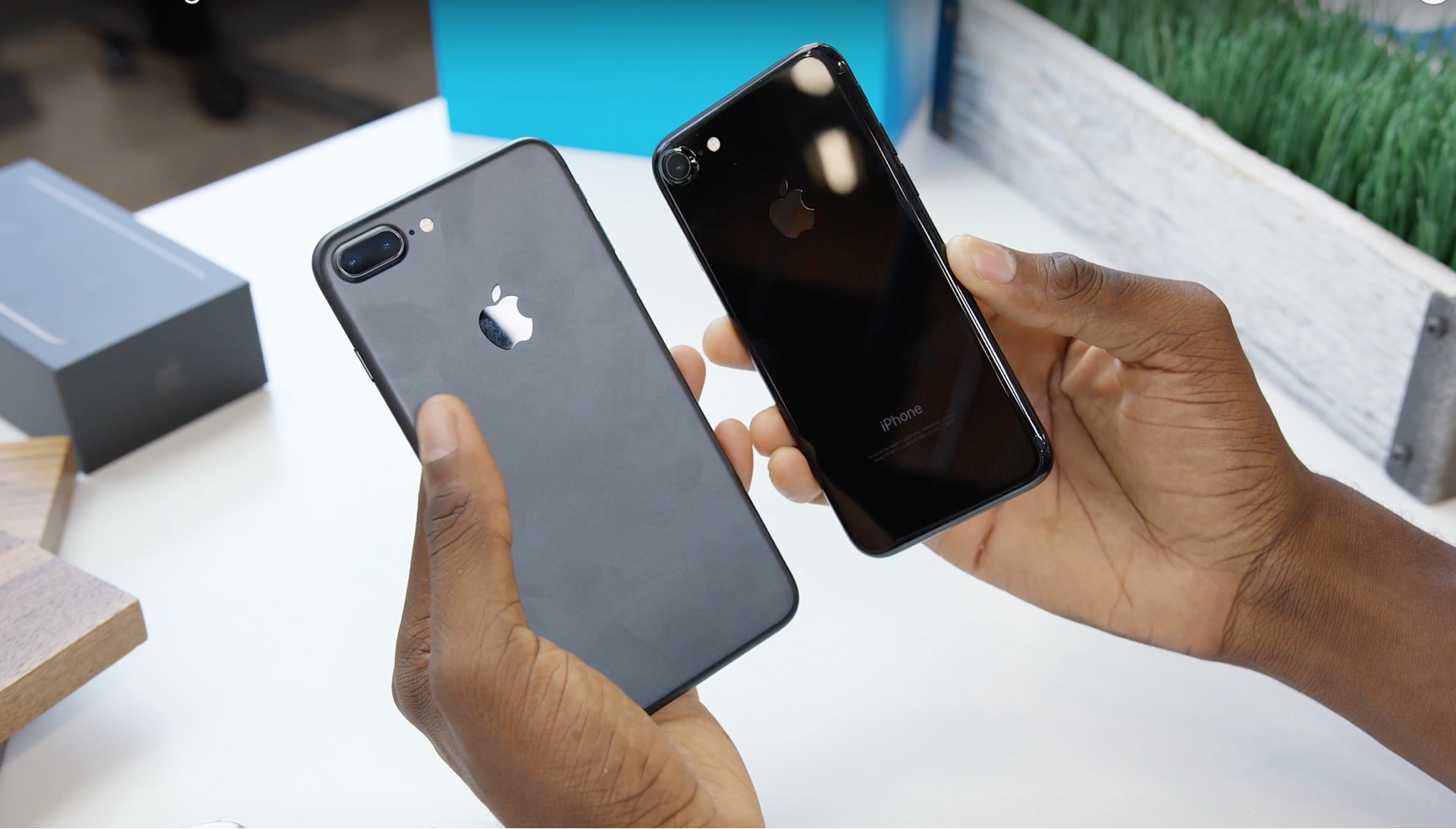 Распаковка новеньких iPhone 7 и iPhone 7 Plus на видео — Wylsacom