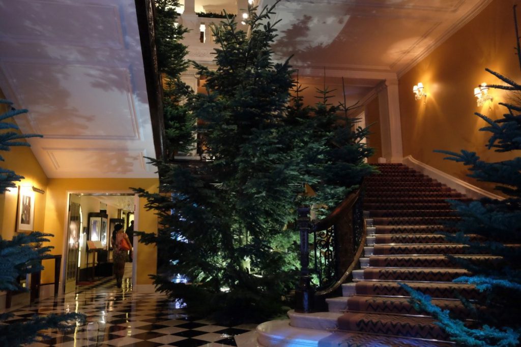 Как дизайнеры Apple Джони Айв и Марк Ньюсон украсили рождественскую ель в лондонском отеле Claridge’s?