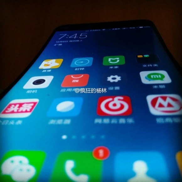 Xiaomi дразнит фоткой смартфона с изогнутым экраном