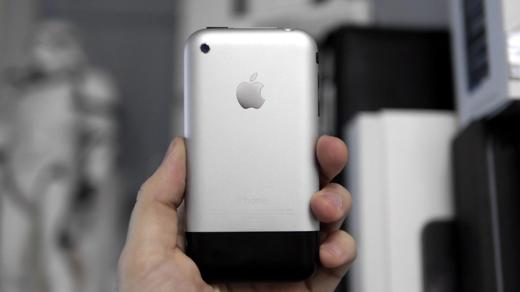 В Америке iPhone 2G превратили в «тыкву», теперь он бесполезен