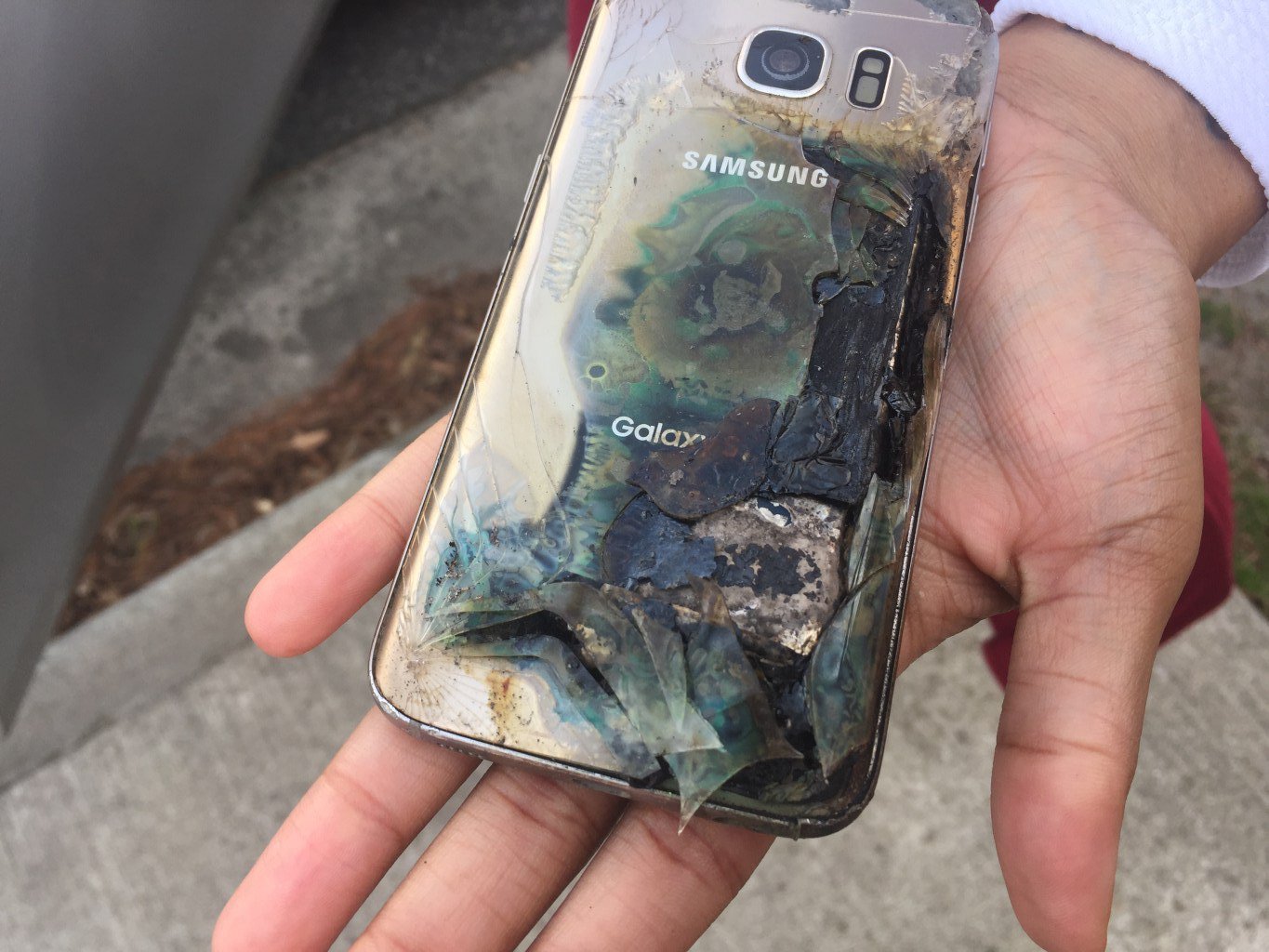Почему загорелся самсунг. Сгорел смартфон. Сгоревший Samsung. Сгоревший телефон. Самсунг взрыв смартфон.