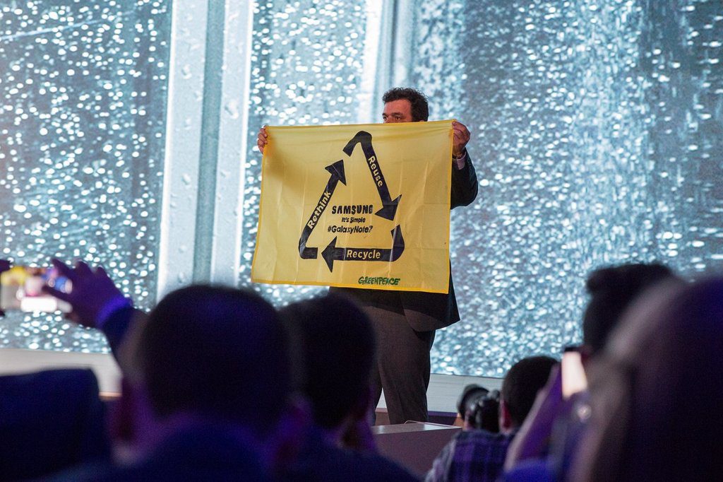 greenpeace-protester-on-stage-during-samsungs-mwc-event