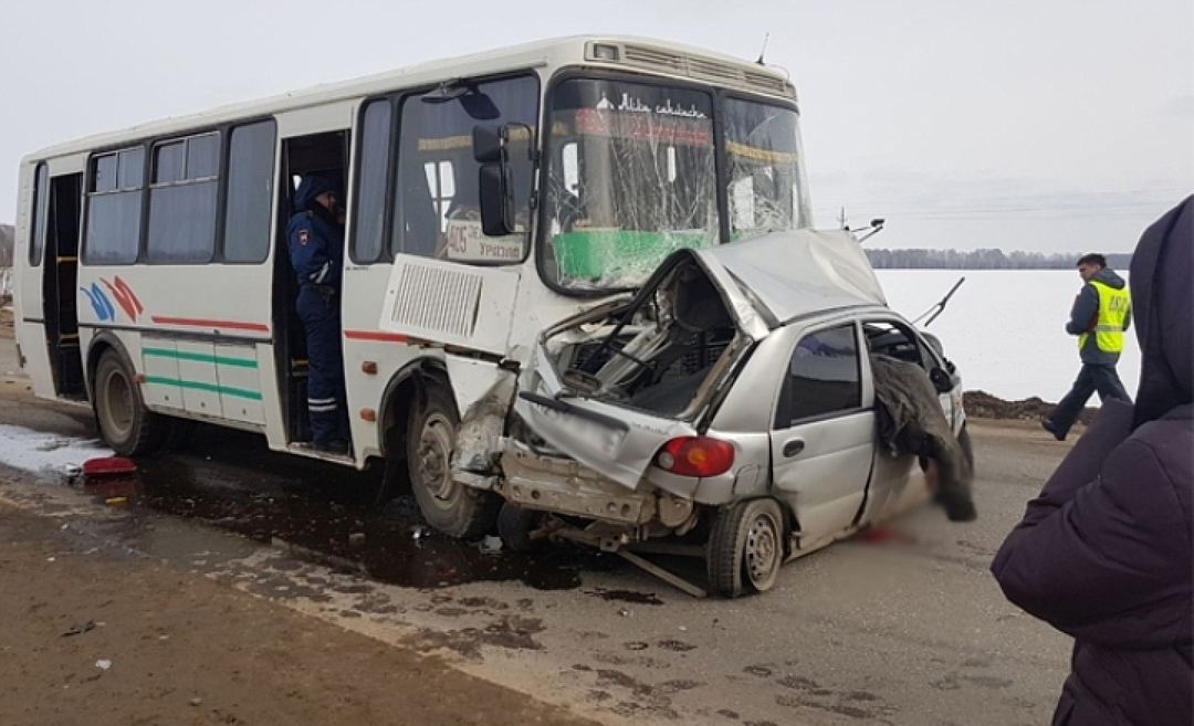 Девушка вела трансляцию за рулем и попала в аварию