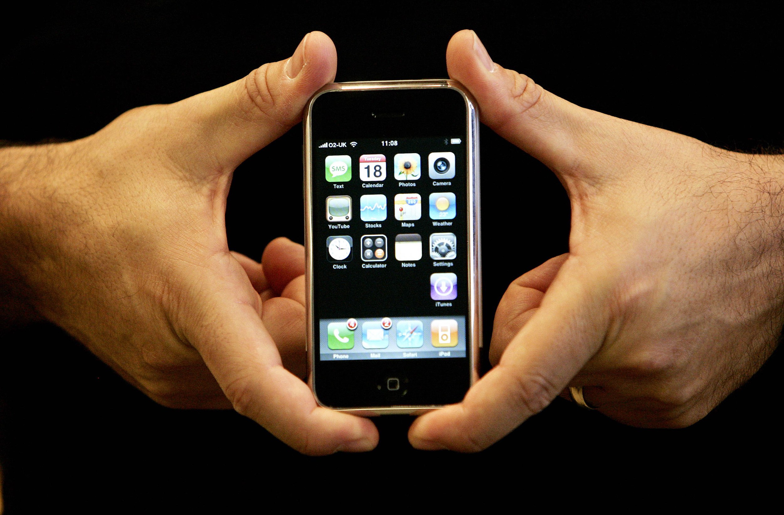 Когда вышли мобильные телефоны. Iphone 2007. Apple iphone 2007 год. Iphone 1 2007. Стив Джобс iphone 1.