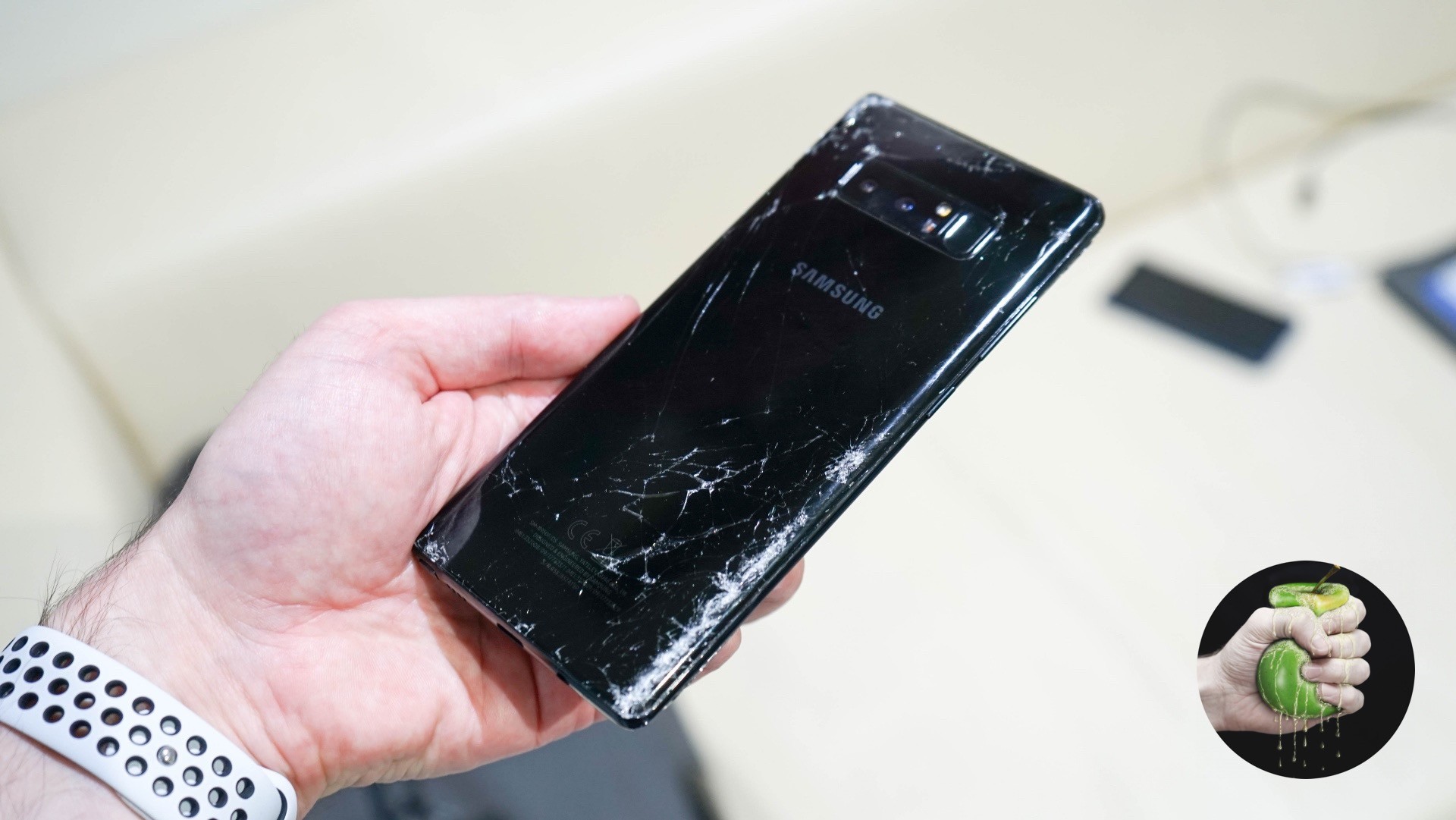 Разбил самсунг. Разбитый Samsung Galaxy Note 9. Самсунг s8 разбитый. Разбитый самсунг ноут 10. Разбитый Samsung s20 Fe.
