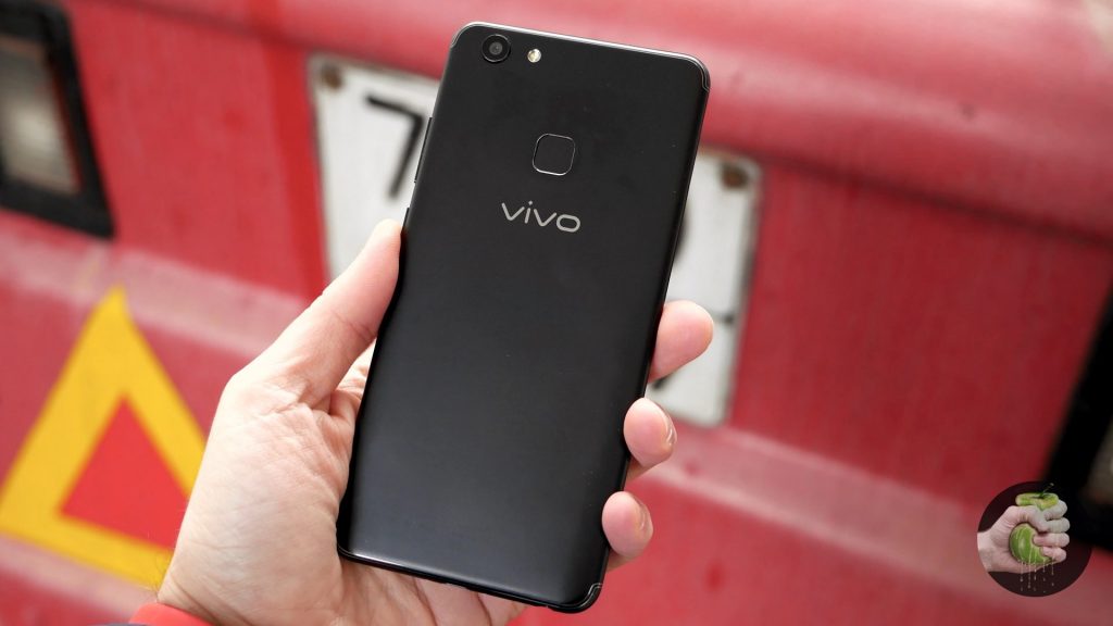 черный смартфон Vivo V7