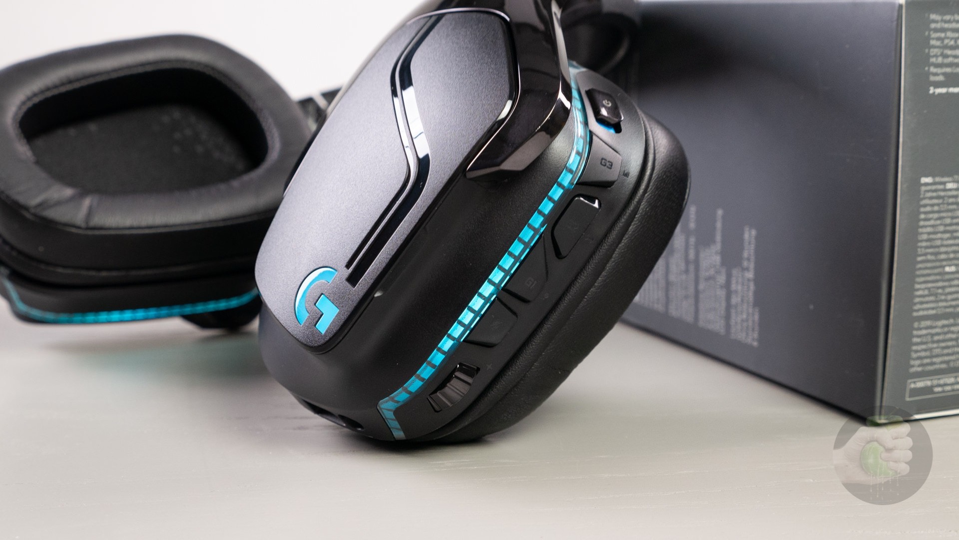 Logitech 935. Наушники логитеч с подсветкой. Наушники Logitech g935. Беспроводная игровая гарнитура с док станцией в комплекте.