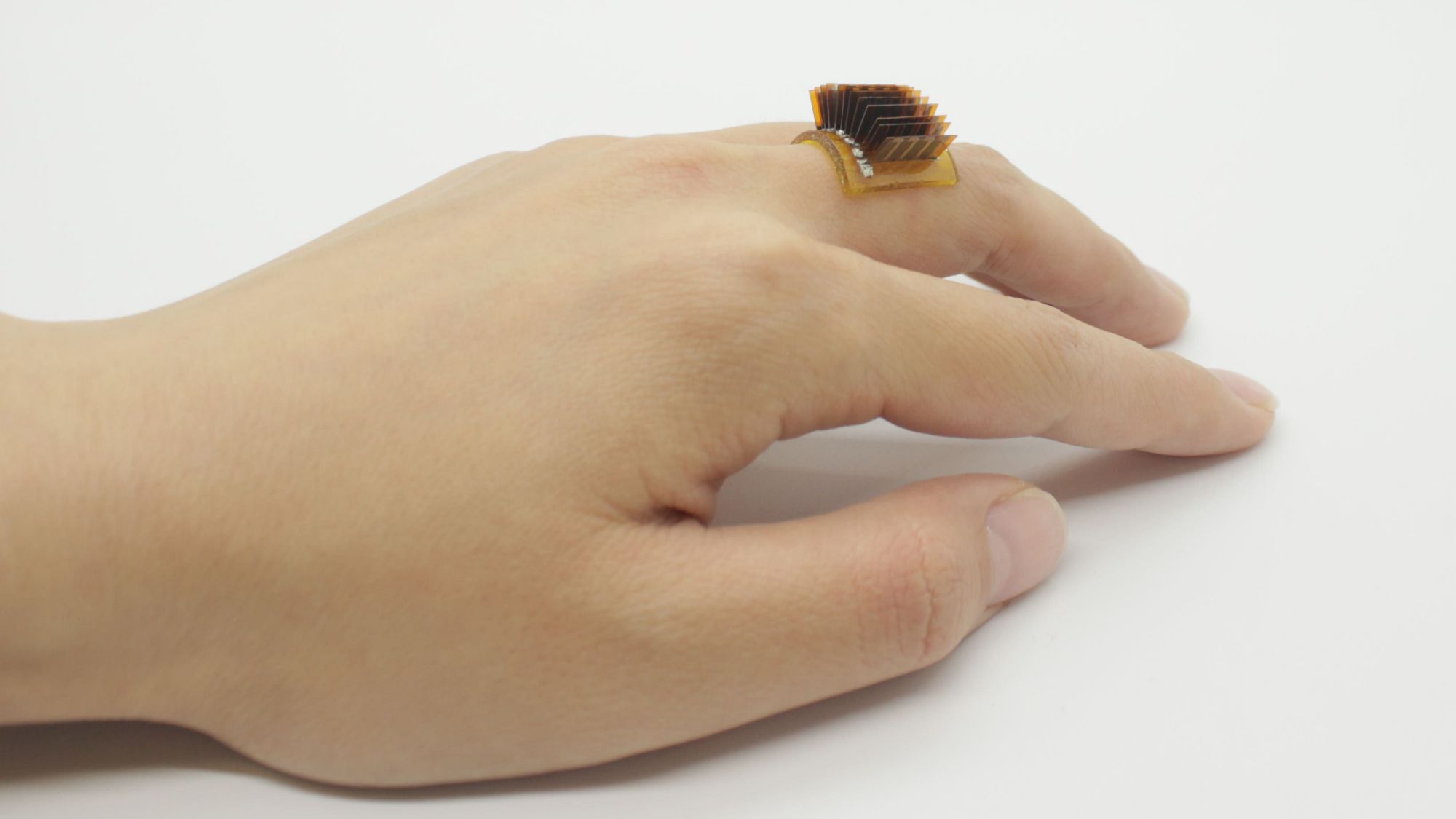 Учёные представили компактный гаджет, преобразующий тепло тела в ...