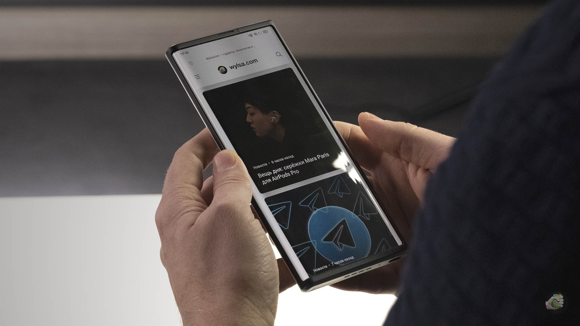 Первый в мире смартфон со сворачивающимся экраном — Oppo X 2021 — живьём на фото и видео