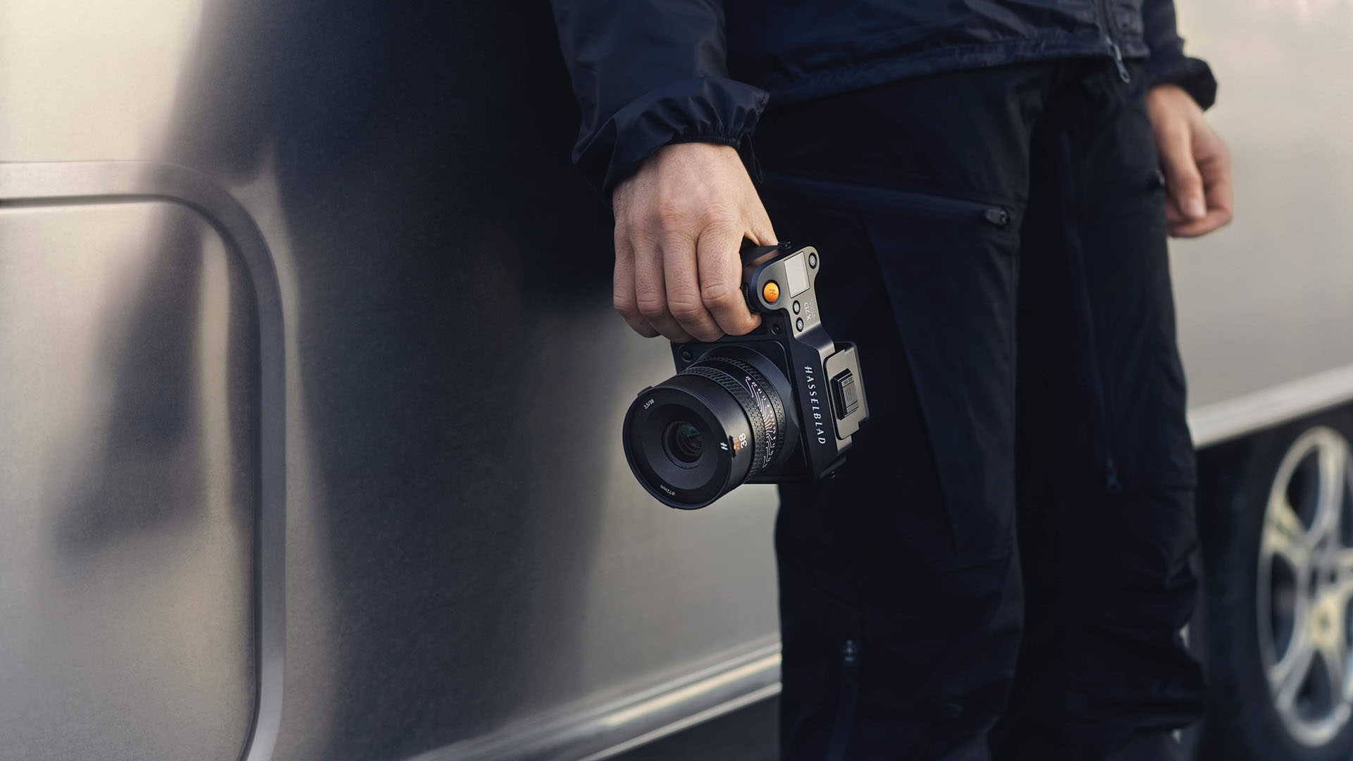 Hasselblad показала комплект из среднеформатной камеры X2D 100C и двух объективо