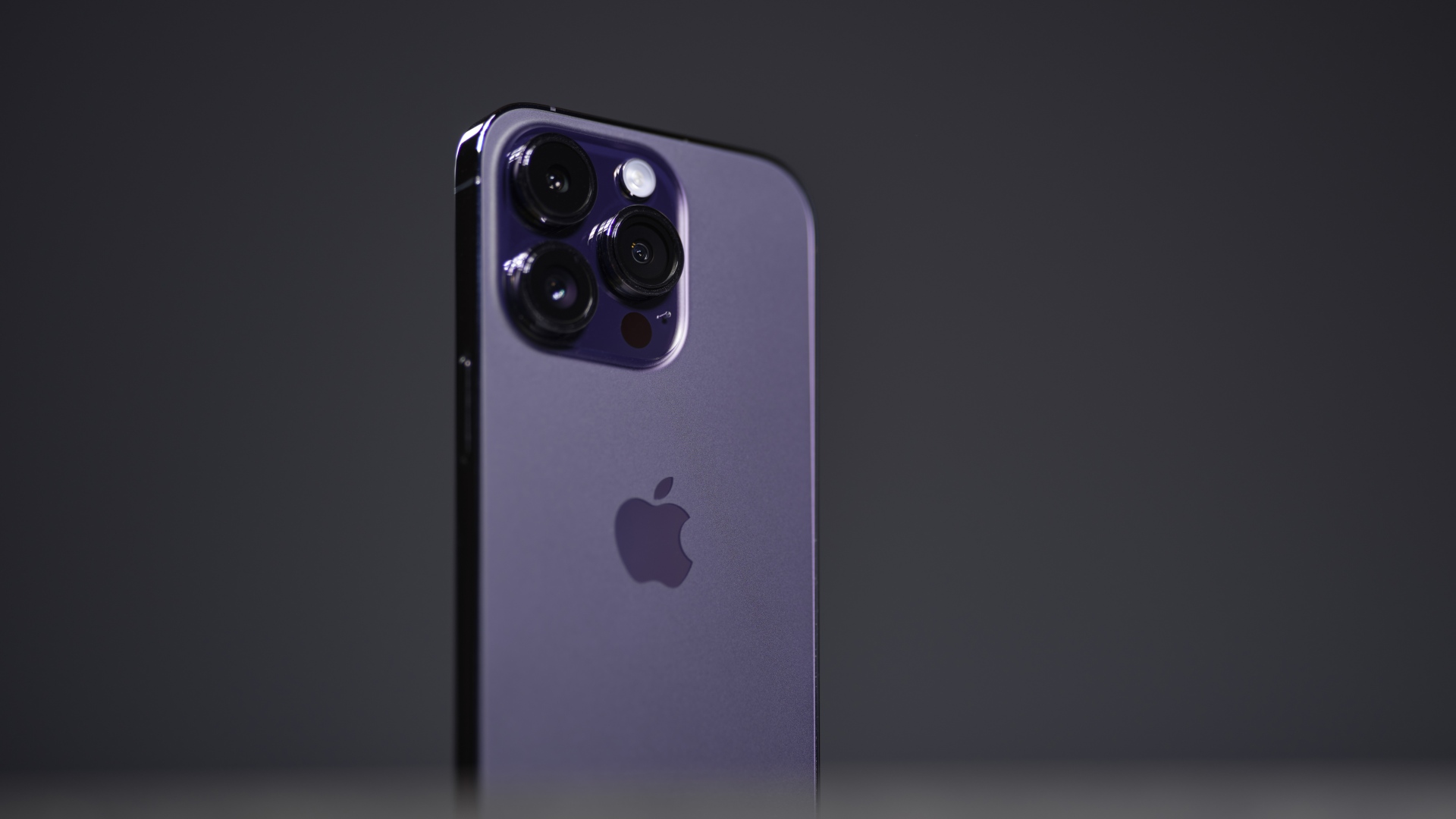 У фиолетового iPhone 14 Pro и 14 Pro Max нашли проблемы с матовым слоем стекла задней панели