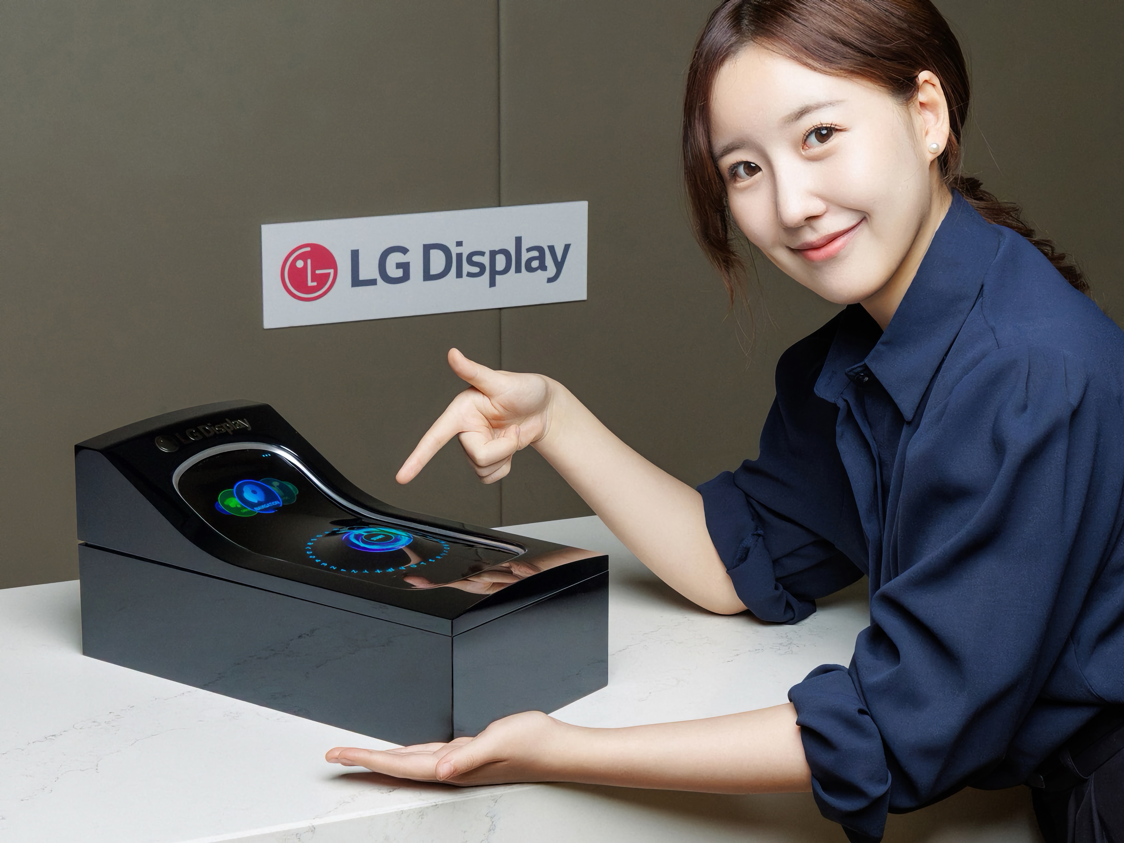 LG показала сенсорный дисплей для автомобиля с выпуклыми кнопками