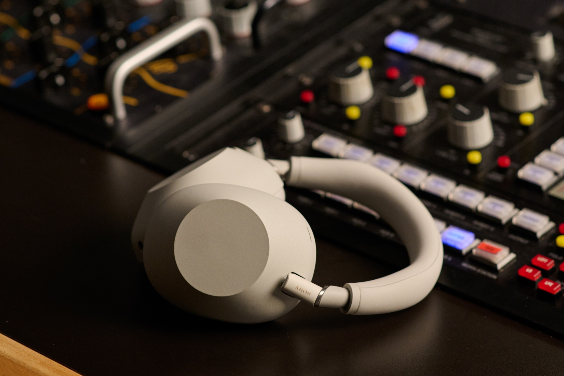 Sony выпустила WH-1000XM6 — новое поколение легендарных полноразмерных наушников