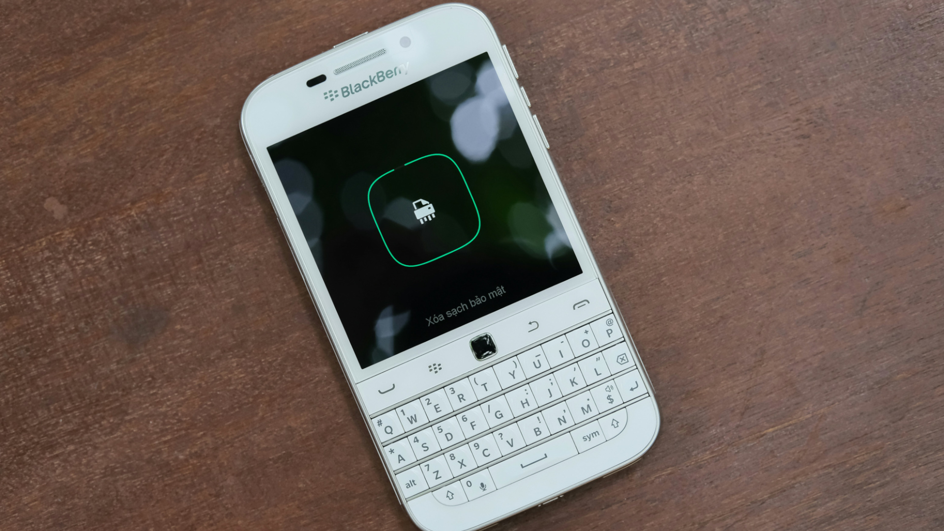 Если вы скучали по BlackBerry, то для вас делают… операционную систему