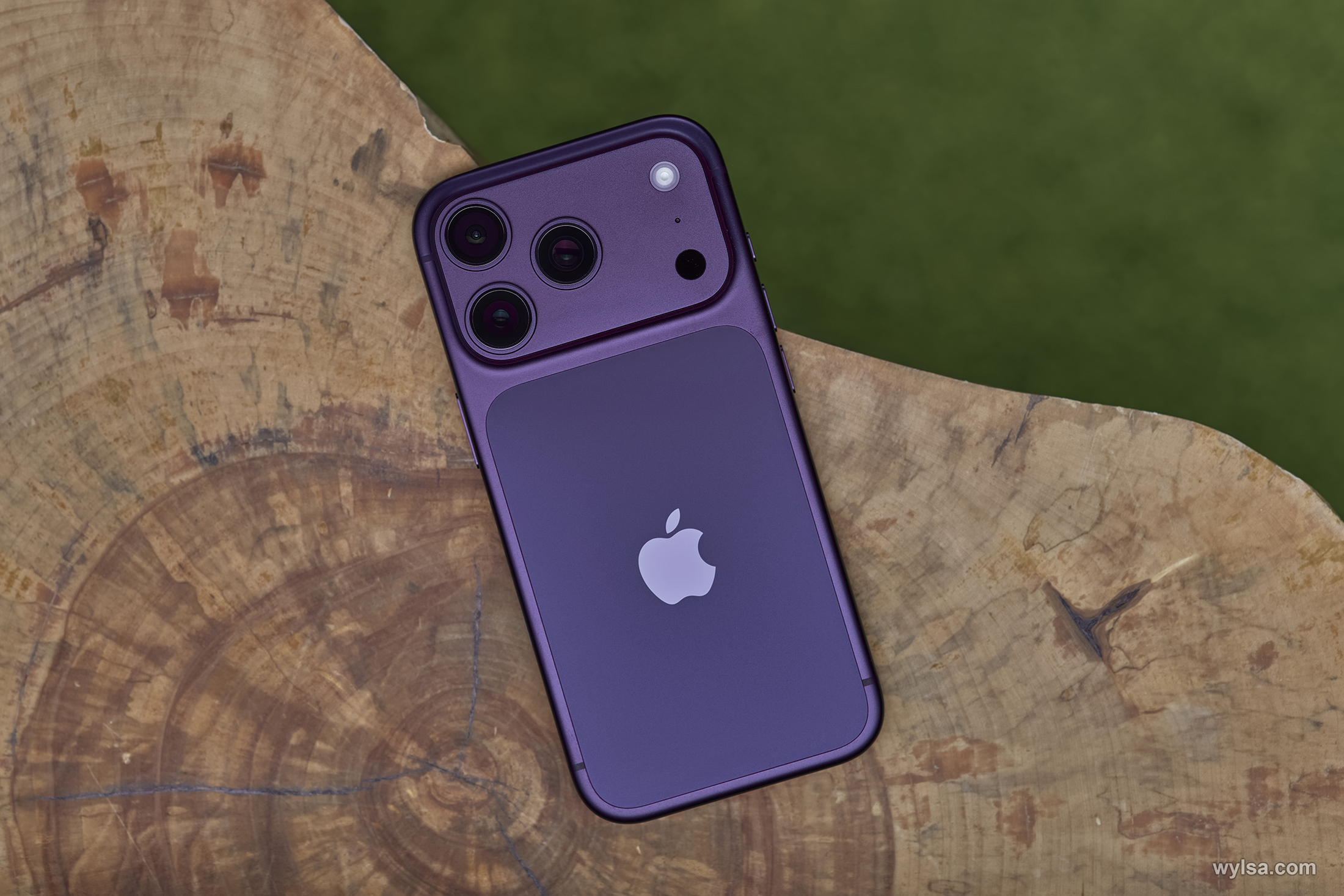 Слух: Apple обновит дизайн iPhone 18 Pro, отказавшись от двухцветной задней крышки