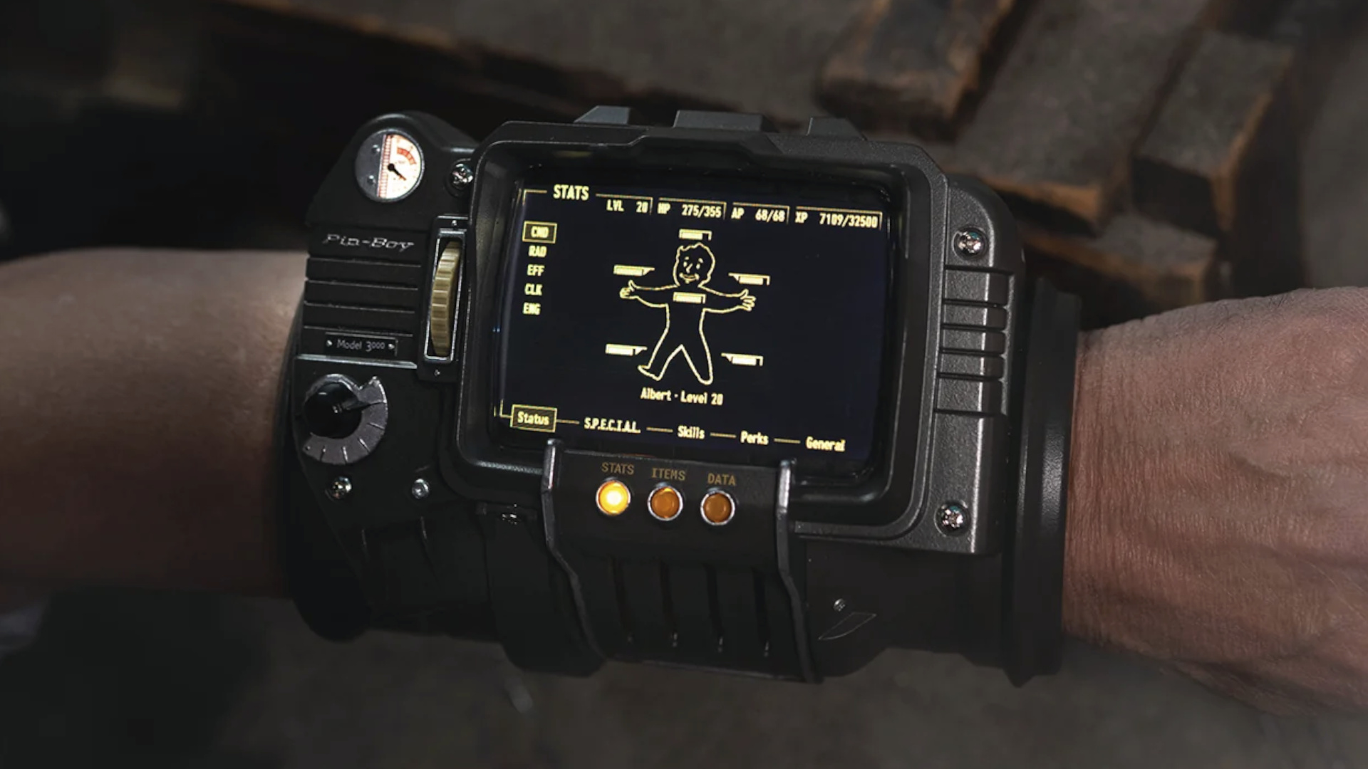 Bethesda представила рабочую копию Pip-Boy 3000