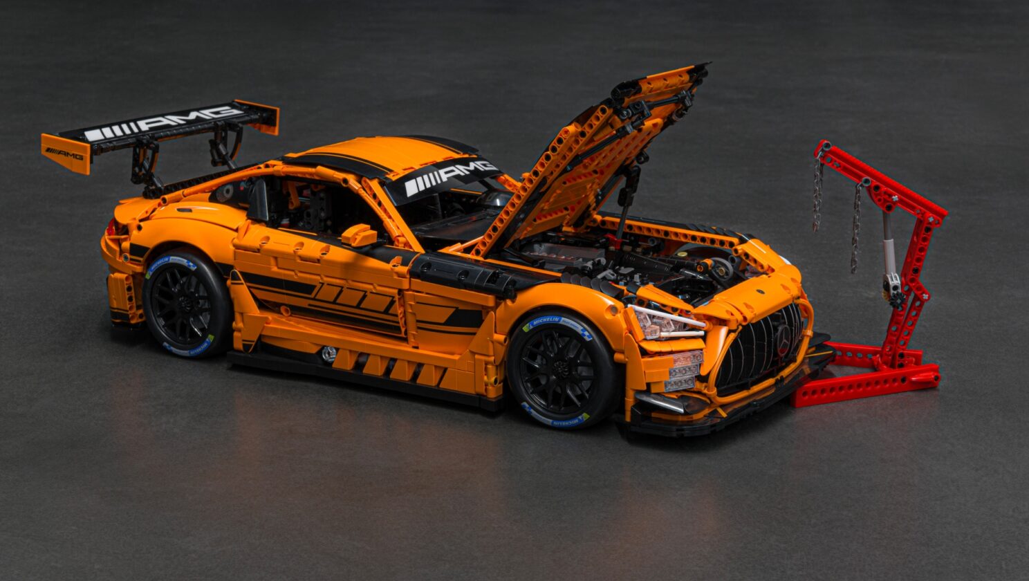 Eine Rennsport-Ikone im Maßstab 1:8: Der Mercedes-AMG GT3 als Klemmbaustein-Modell von CaDAA Motorsport icon in 1:8 scale: CaDA transforms the Mercedes-AMG GT3 into a brick model