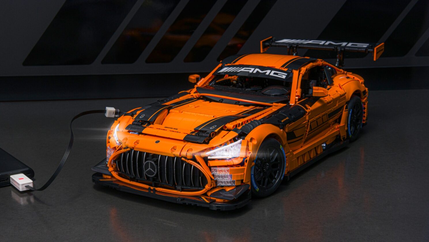Eine Rennsport-Ikone im Maßstab 1:8: Der Mercedes-AMG GT3 als Klemmbaustein-Modell von CaDAA Motorsport icon in 1:8 scale: CaDA transforms the Mercedes-AMG GT3 into a brick model