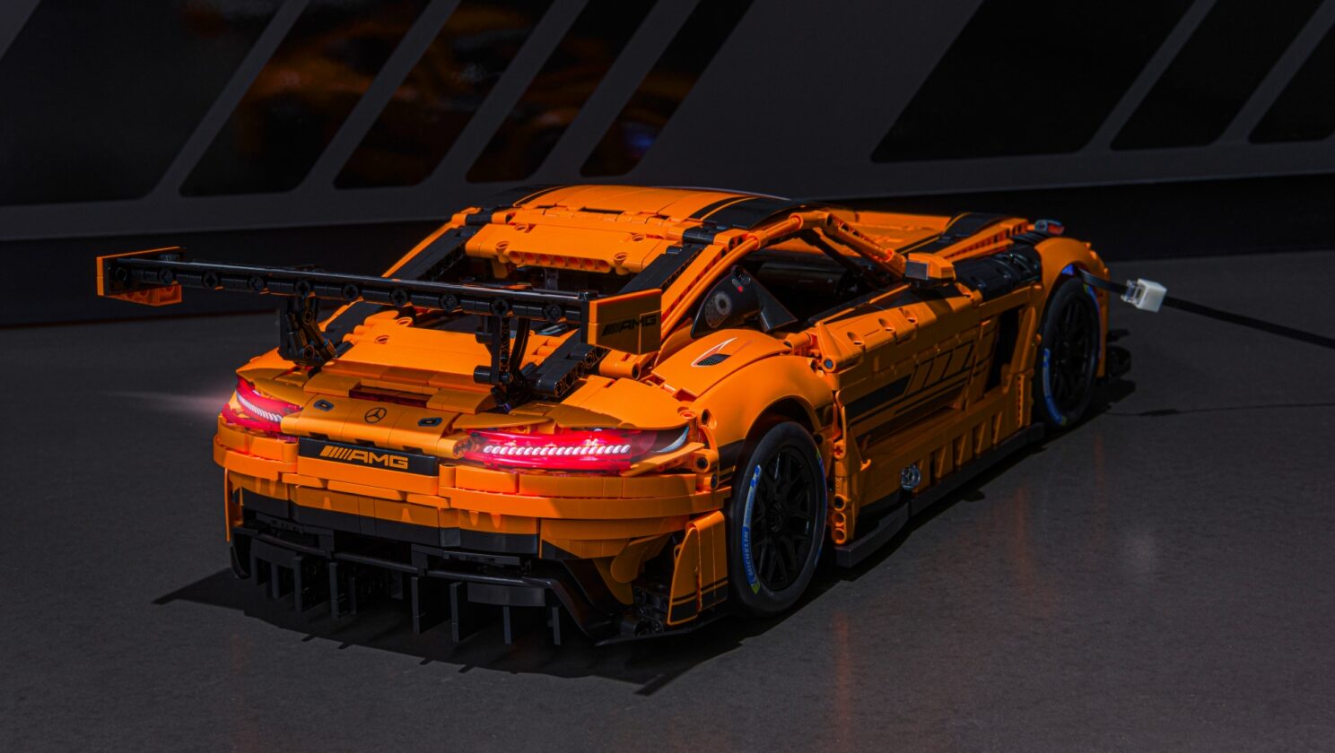 Eine Rennsport-Ikone im Maßstab 1:8: Der Mercedes-AMG GT3 als Klemmbaustein-Modell von CaDAA Motorsport icon in 1:8 scale: CaDA transforms the Mercedes-AMG GT3 into a brick model