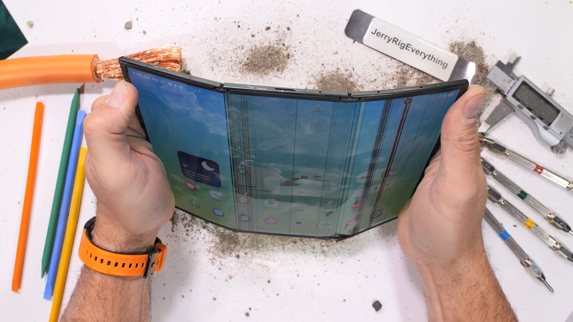 Ютубер попробовал погнуть Samsung Galaxy Z Trifold, и тот погнулся