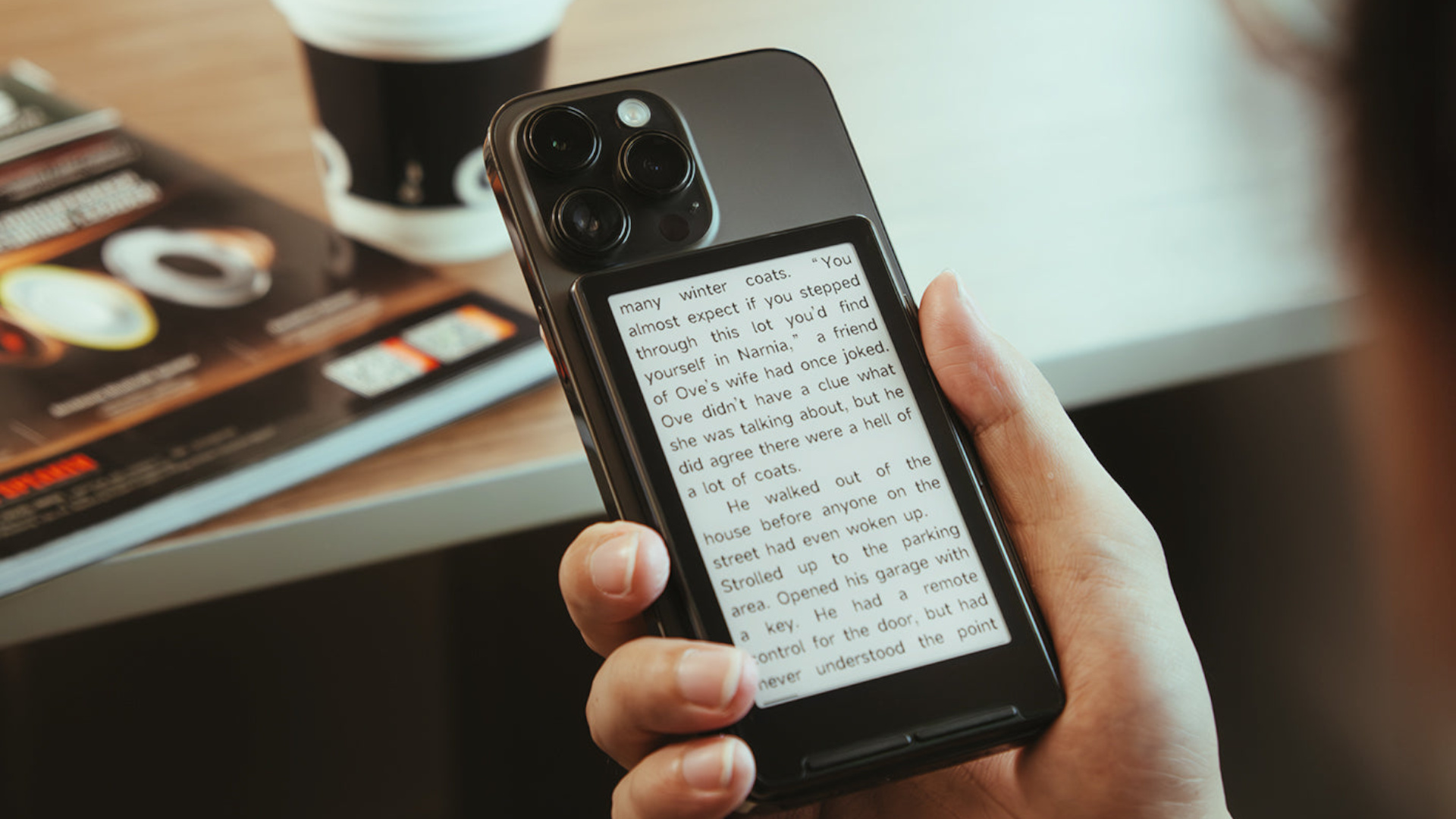 Вещь дня: крохотная читалка с поддержкой MagSafe