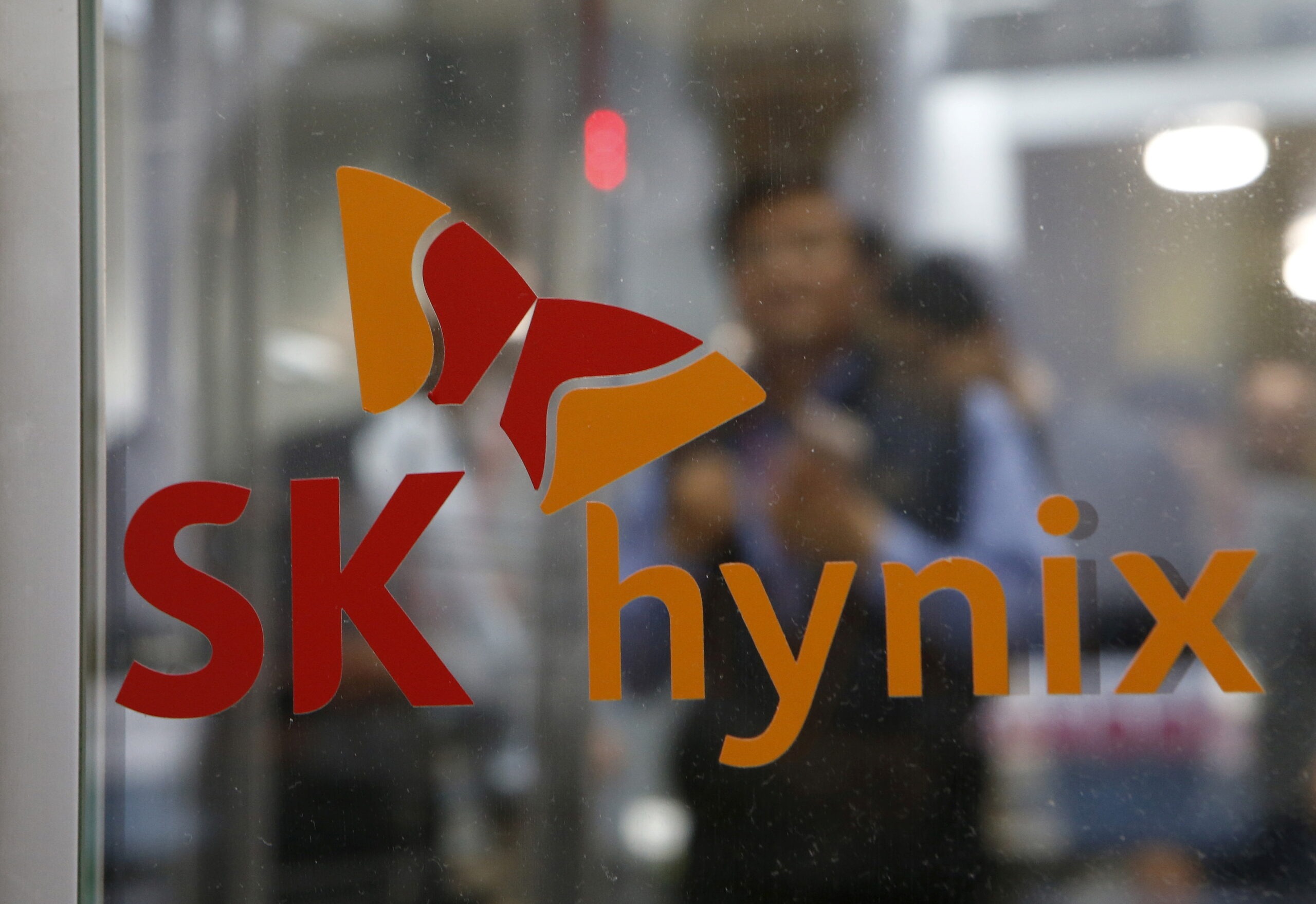 SK Hynix раньше срока открывает новые заводы по производству памяти. Но потребители в пролёте