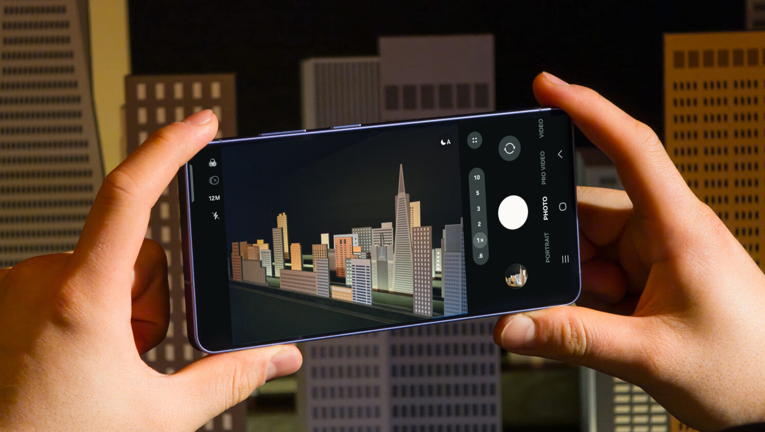 018-lifesytle-galaxy-s26ultra-cobaltviolet-nightography-photomode