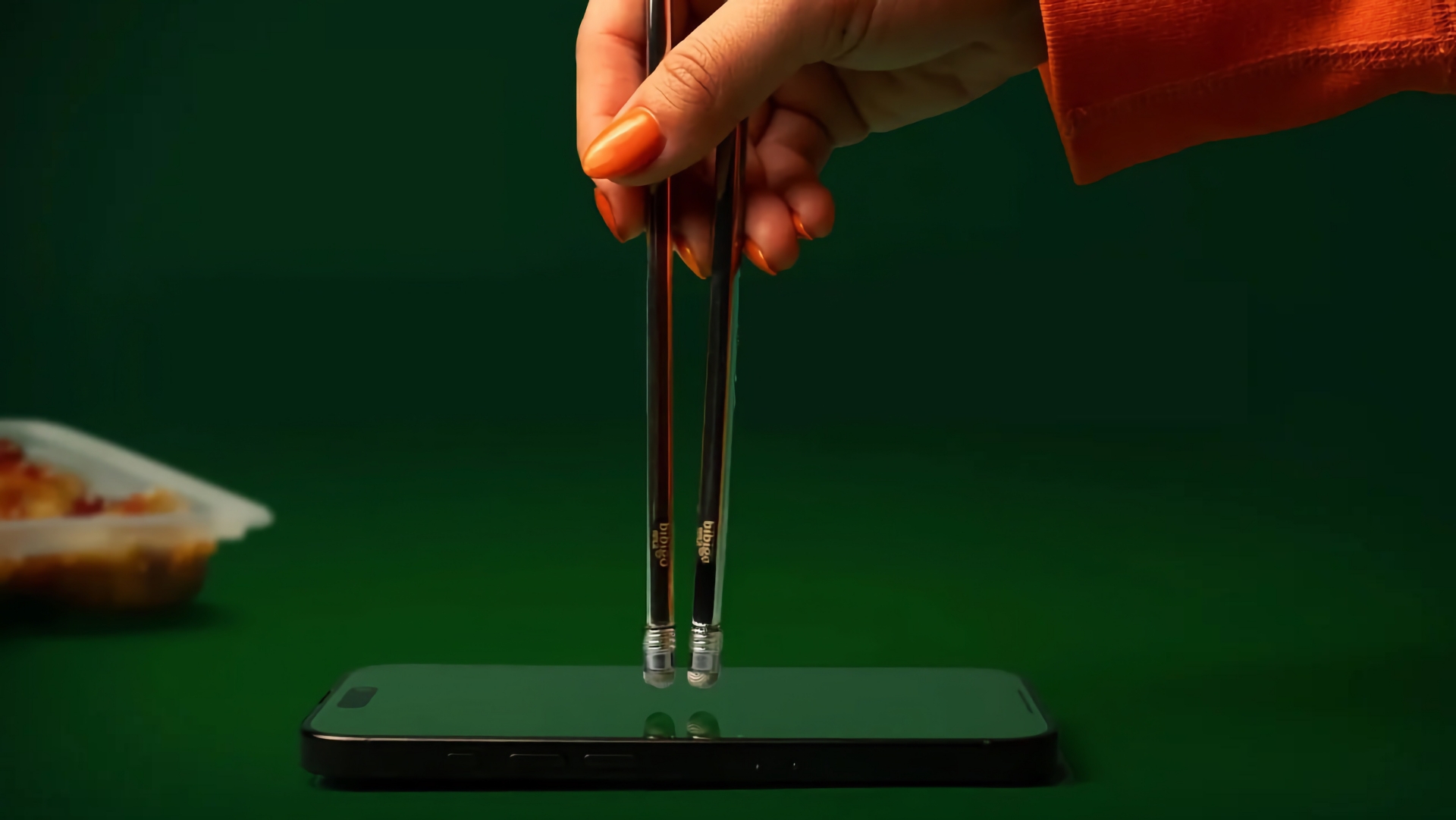 Кушайте, обляпайтесь: появились палочки для еды и просмотра коротких видео