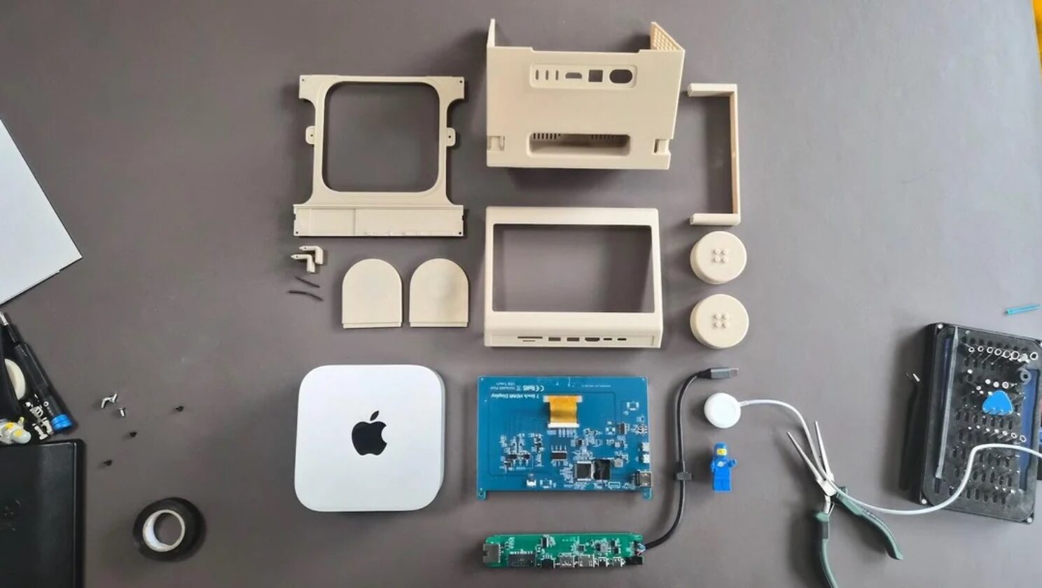 the-m2x2-a-3d-printed-10-1-scale-lego-computer-brick-v0-x3xa33tjvtmg1