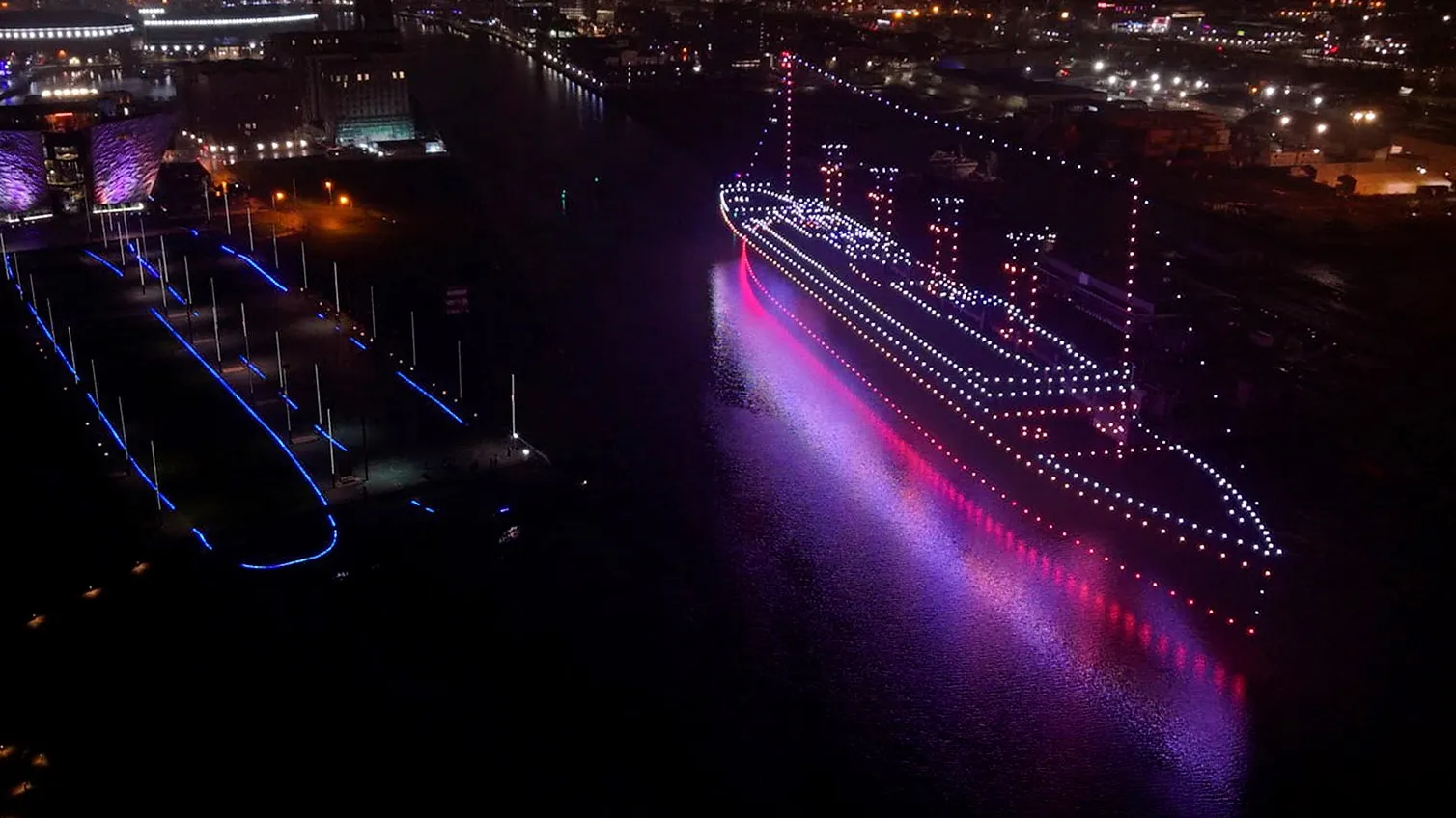 Видео дня: призрачный «Титаник» прошёл по гавани Белфаста