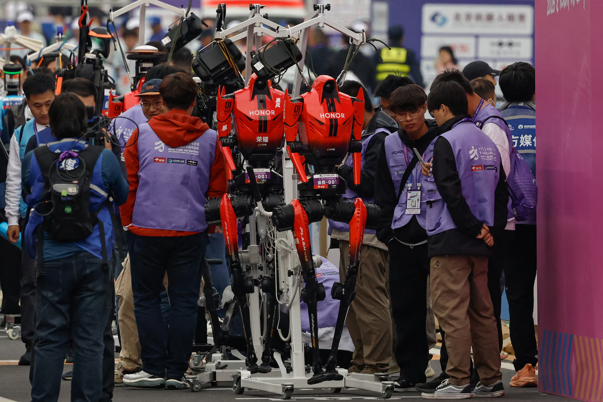 Робот HONOR впервые побил установленный человеком рекорд на полумарафоне в Пекине