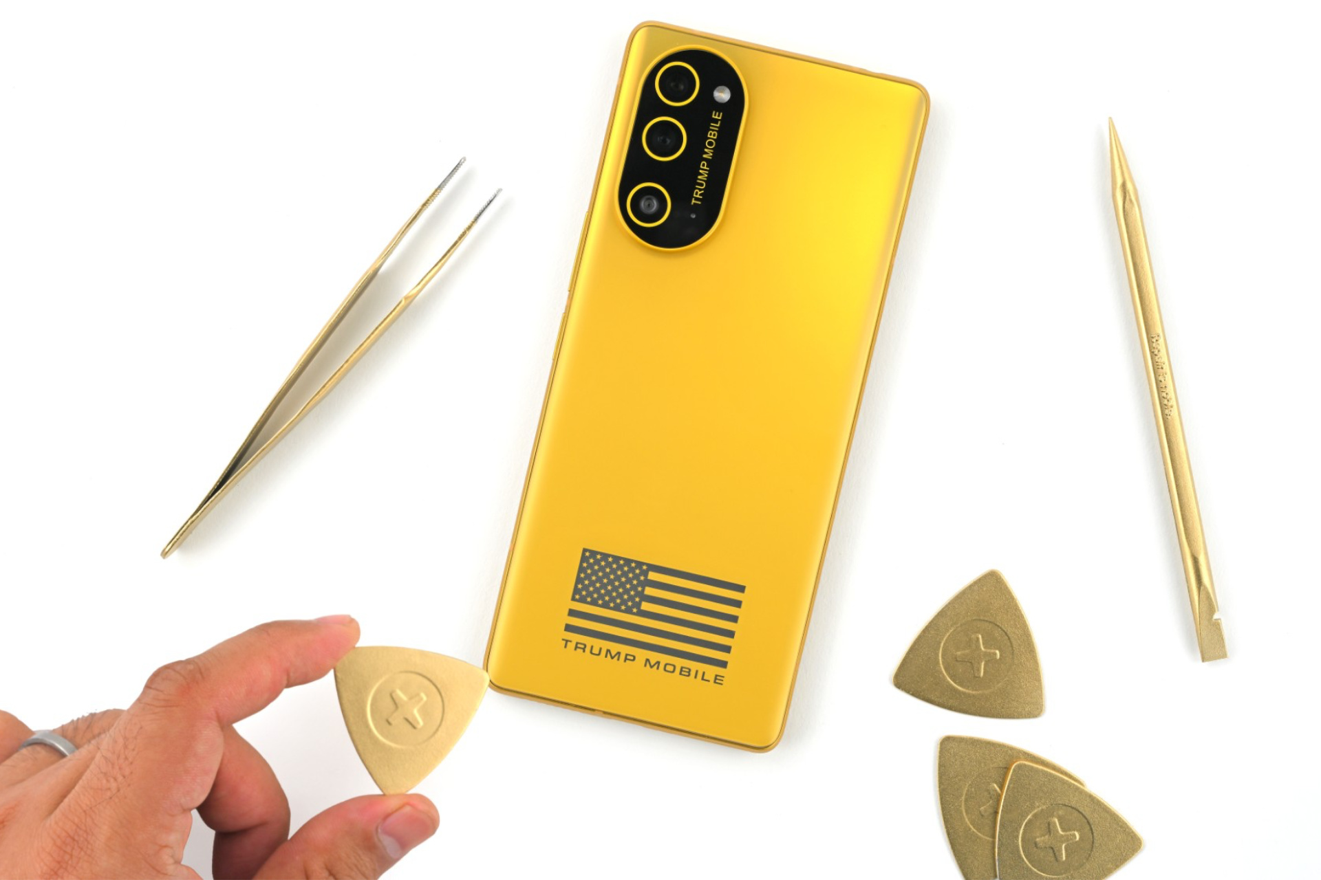 Одноразовый смартфон: эксперты iFixit оценили ремонтопригодность «Трампофона» на 3 балла из 10