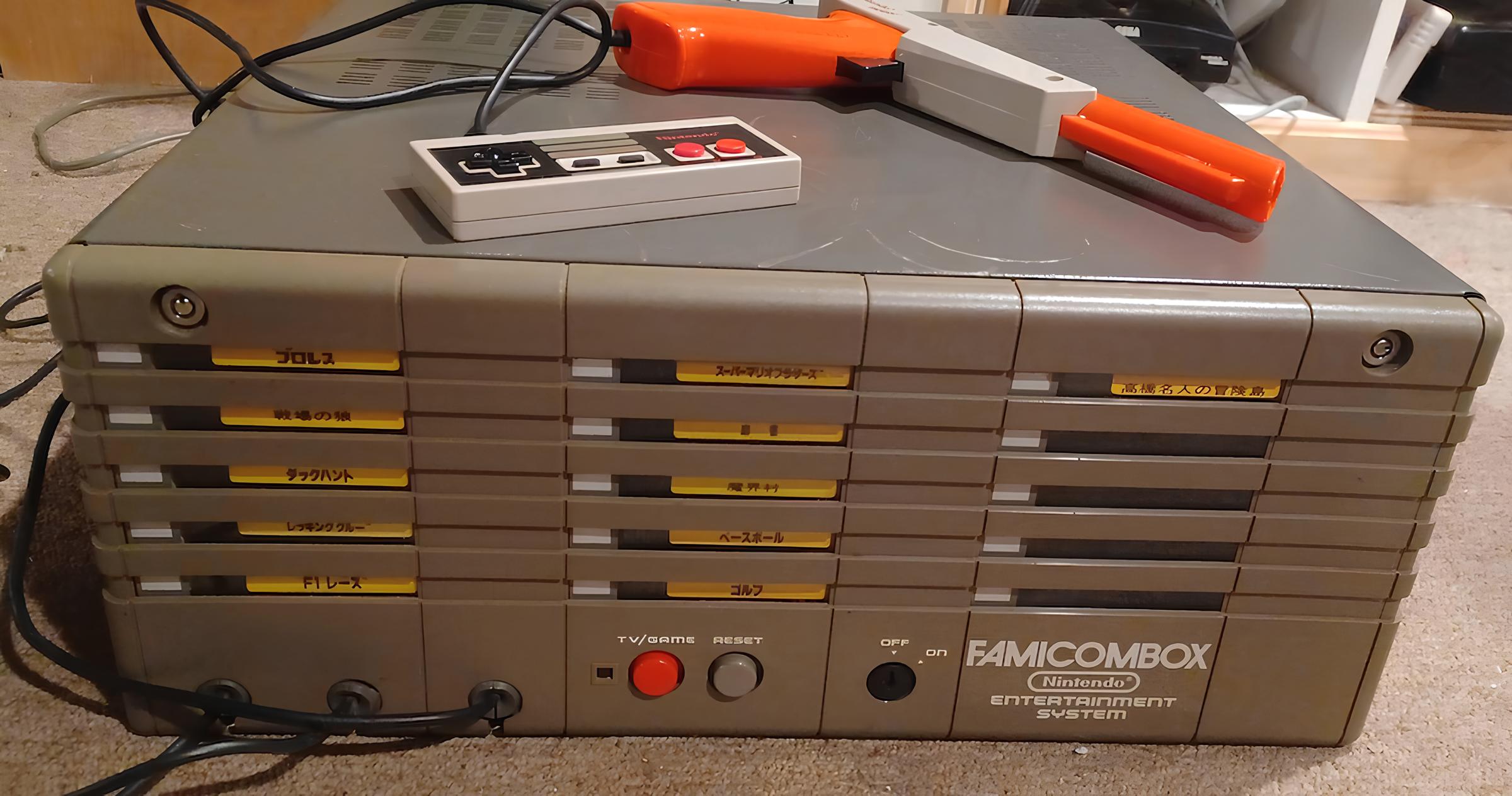 В японском «отеле любви» нашли редкие консоли Nintendo на 16 картриджей. И в них даже можно поиграть!