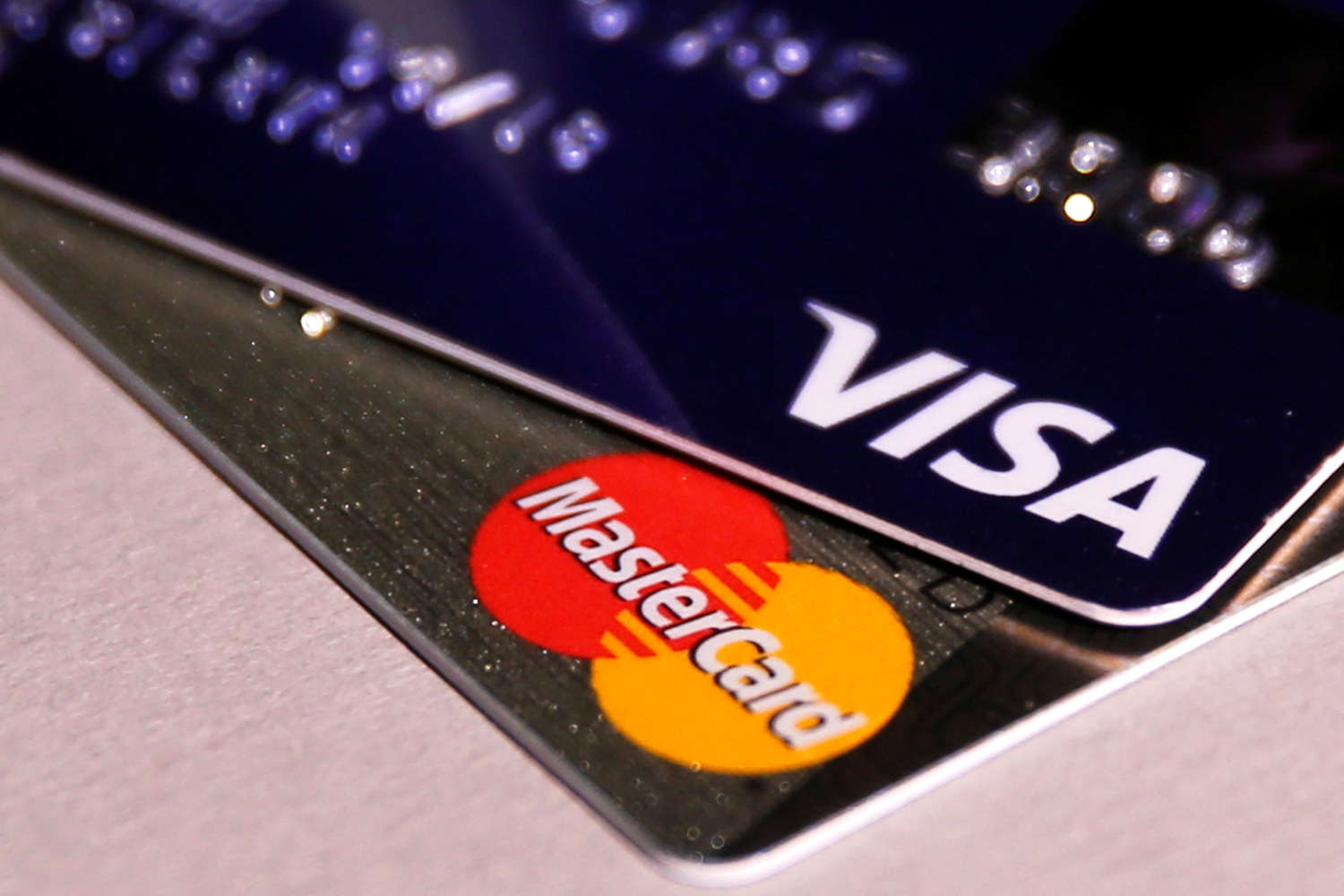 Переходим на «Мир»: покупки в Рунете картами Visa и Mastercard станут сложнее