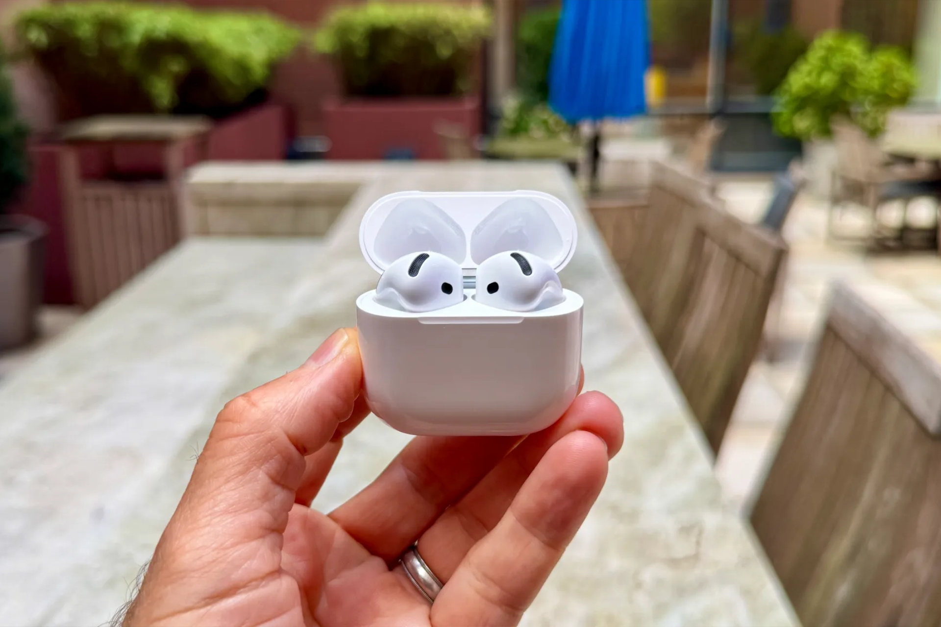 Дизайн старый, звук новый: что блогеры и СМИ говорят про AirPods 5