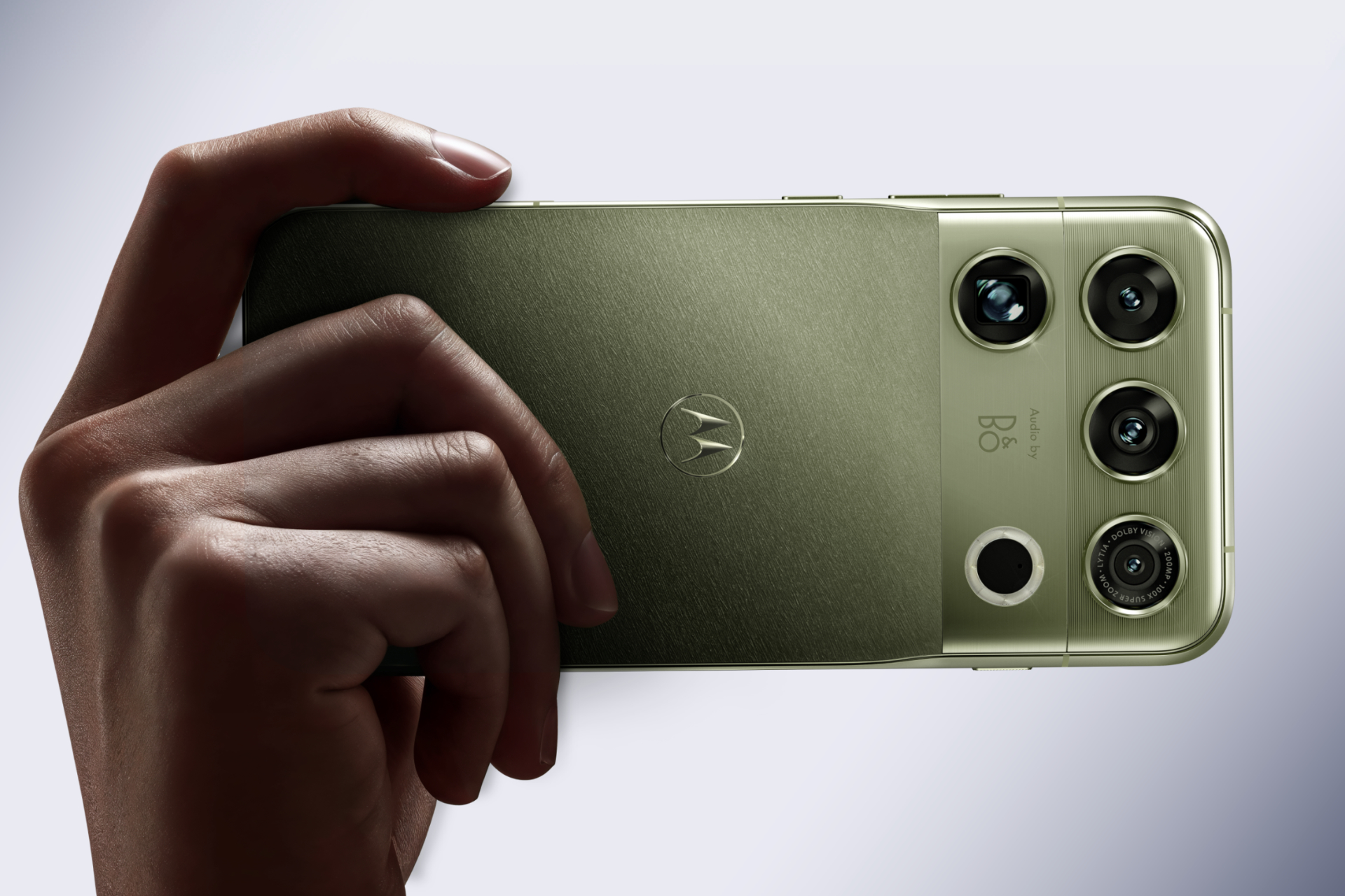 Арахнофобы на месте? Встречайте motorola signature 27 с очаровательным блоком камер