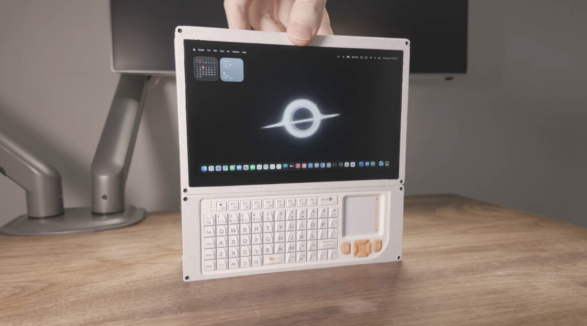 Ютубер поиздевался над Mac mini, сделав из него портативку