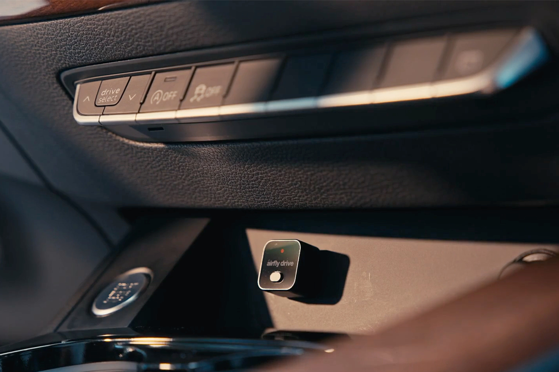 Вещь дня: кубик, который превращает проводной CarPlay в беспроводной