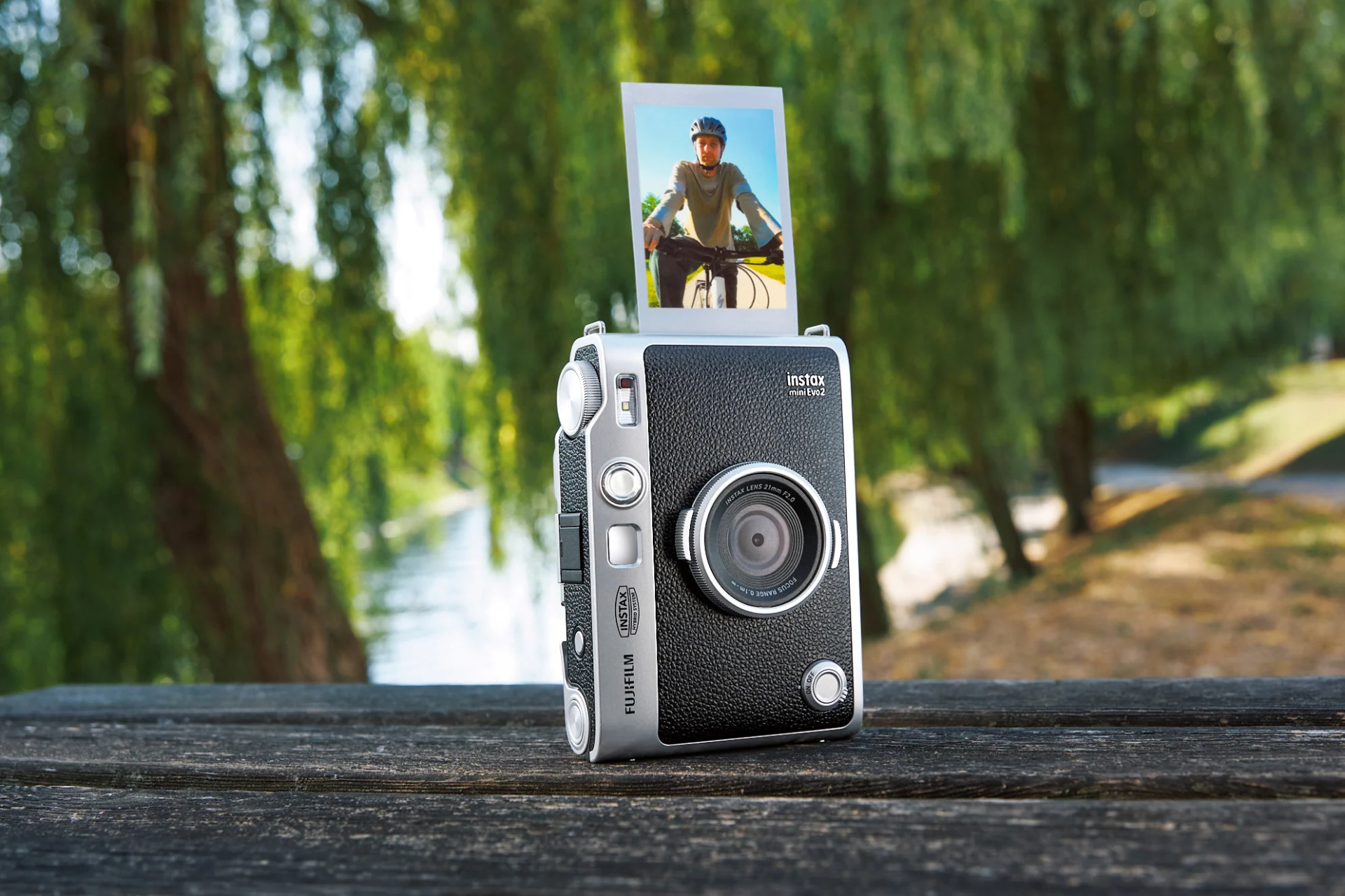 Fujifilm представила гибридный instax mini Evo 2 с самым большим экраном на рынке